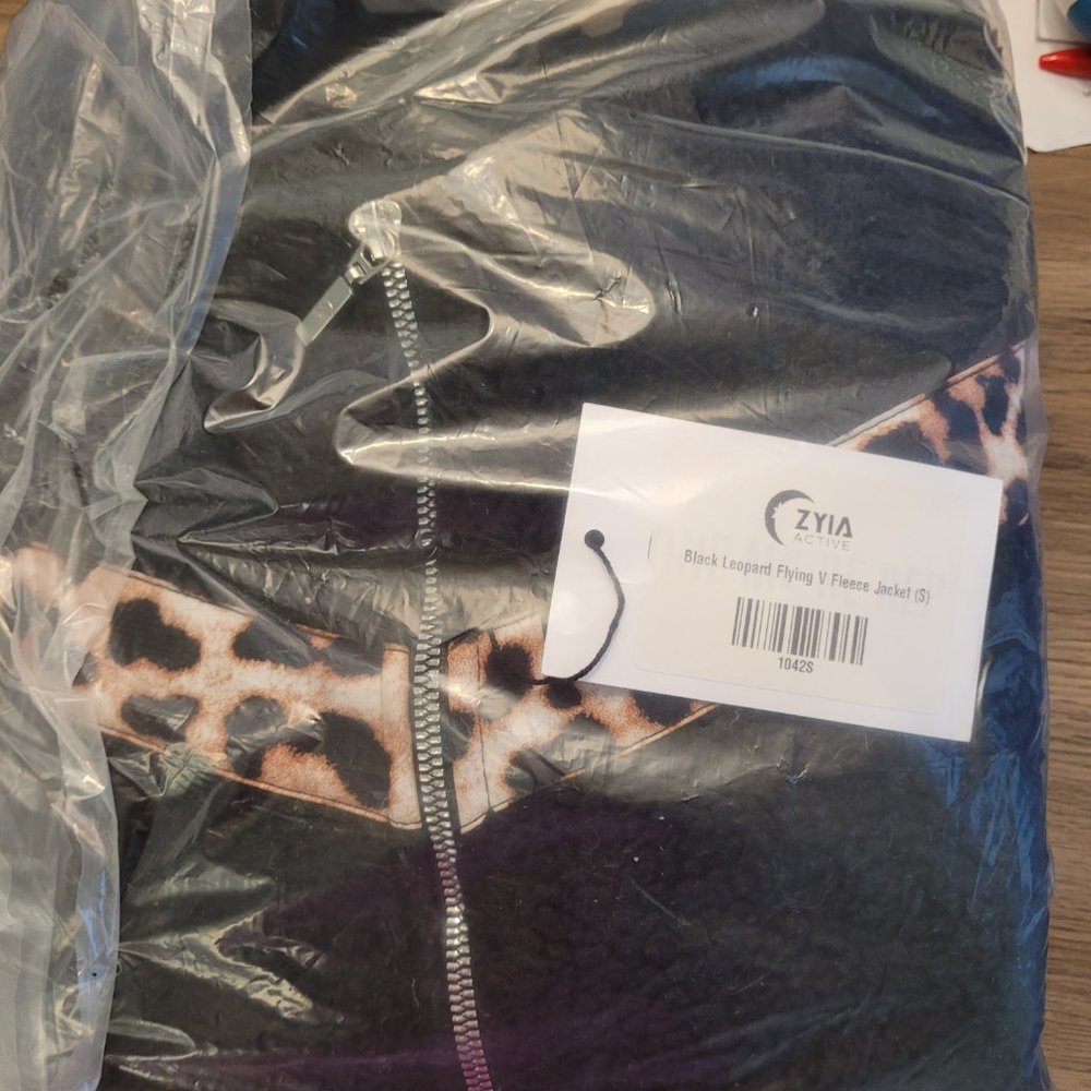 Black Leopard Flying V Fleece Jacket - EU - wore like 2x - Picture 3 of 3